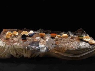 LA CENA DEGLI ULTIMI | Installazione di ESTER MARIA NEGRETTI