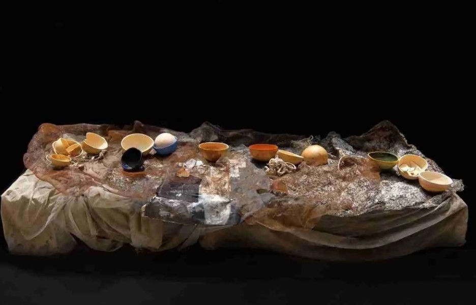 LA CENA DEGLI ULTIMI | Installazione di ESTER MARIA NEGRETTI